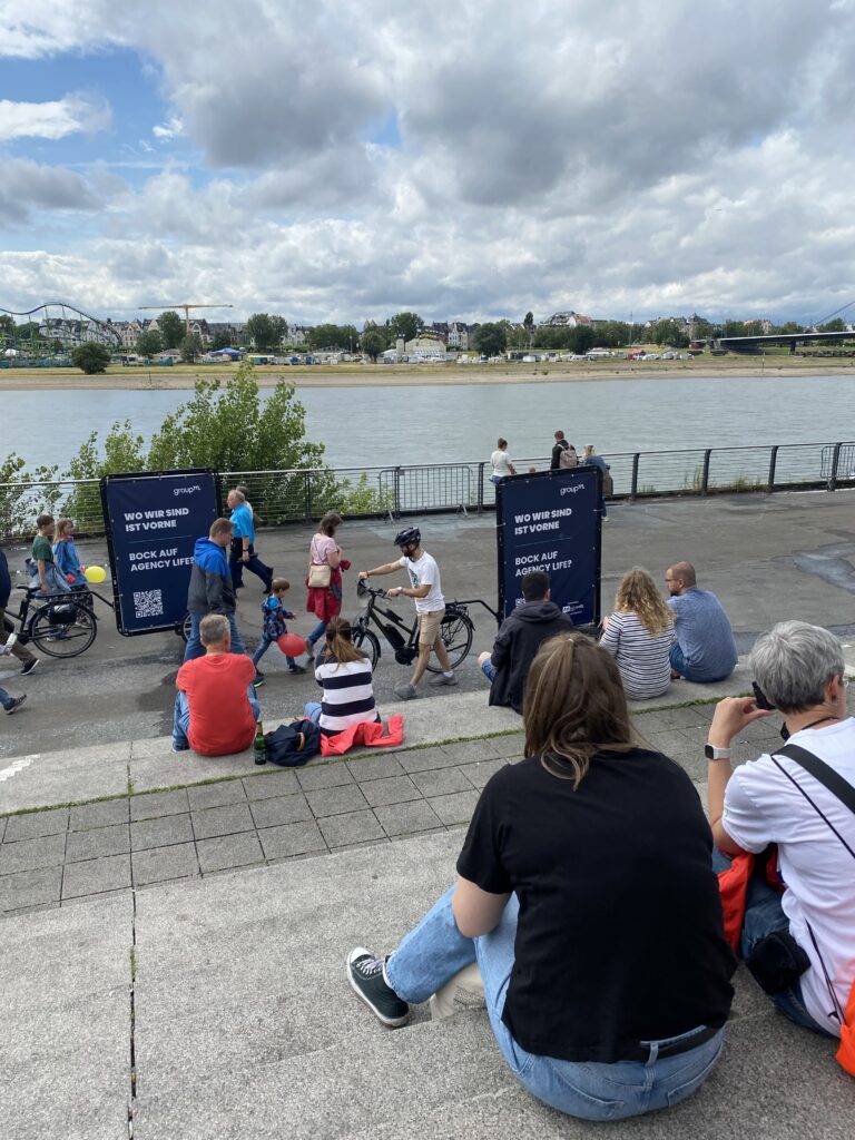 Fahrradwerbung in Düsseldorf an der Rheinpromenade
