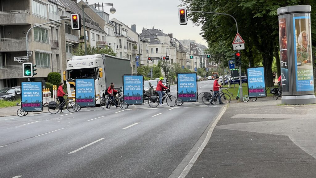 Auffällige Fahrradwerbung mit mehreren CLP Bikes