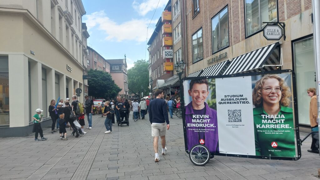 Auch die Arbeitsagentur nutzt die Fahrradwerbung um mit dem XXL-Bike neue Talente im Düsseldorfer Stadtgebiet zu finden