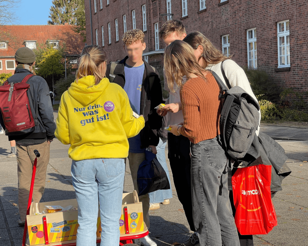 Viele Interessierte bei Sampling-Promotion