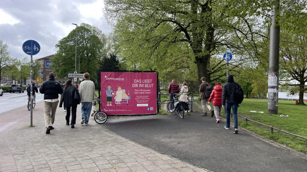 Mit der Fahrradwerbung und dem extragroßen XXL Format auf wichtige Themen aufmerksam machen