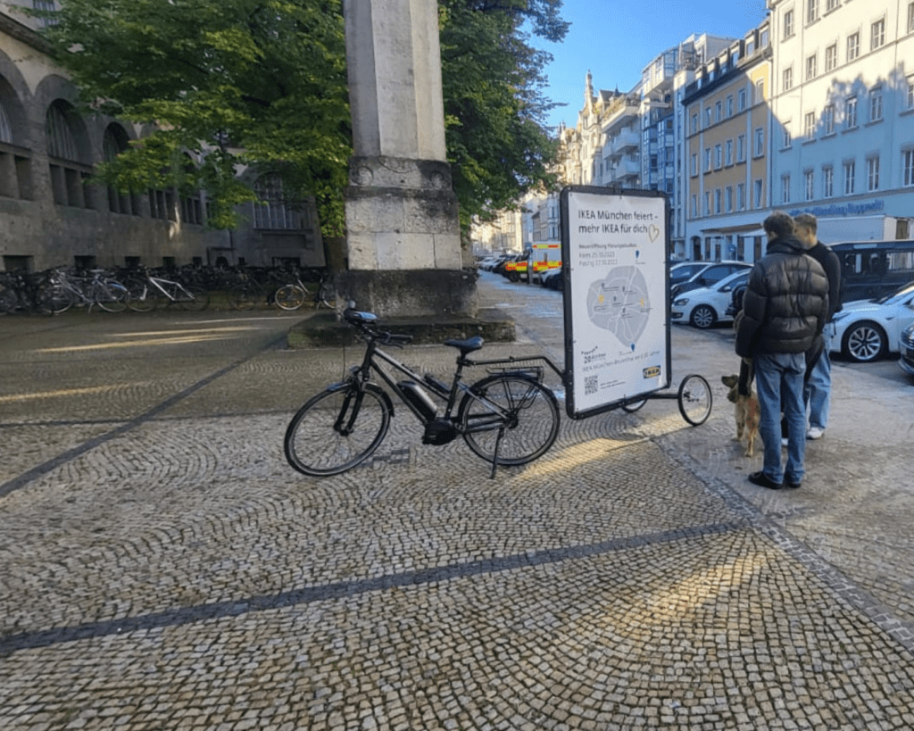 Interessierte Münchener schauen sich die Fahrradwerbung von IKEA an