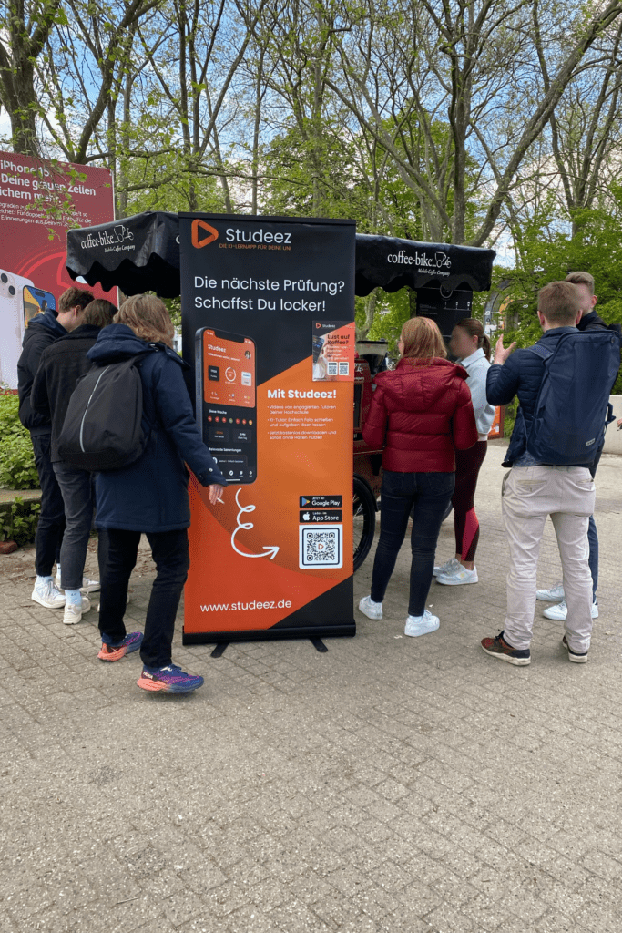 Großer Andrang auf den kostenlosen Kaffee bei der Kaffeewagen-Promotion von Studeez in Köln
