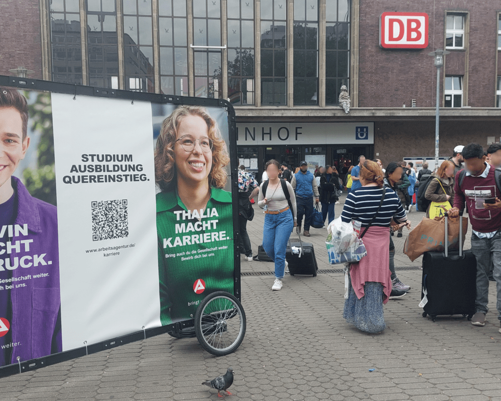 Auf dem Bahnhofsvorplatz des Düsseldorfer Hauptbahnhof zieht die Fahrradwerbung besonders viele Blicke auf sich. 
