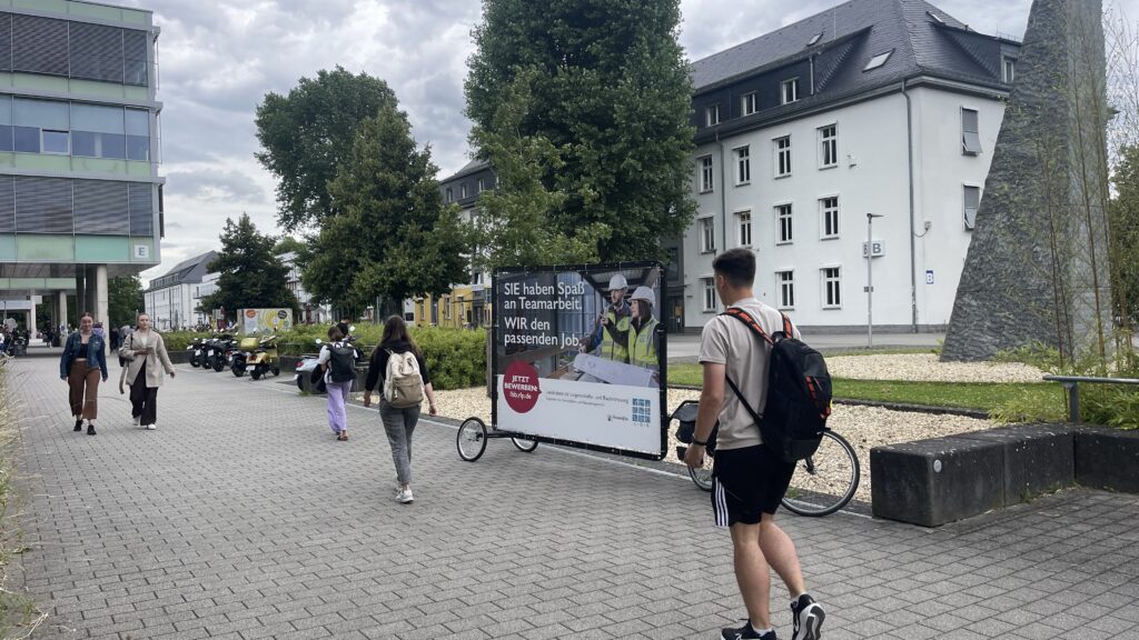 Die Fahrradwerbung mit XXL-Anhänger macht überall eine gute Figur