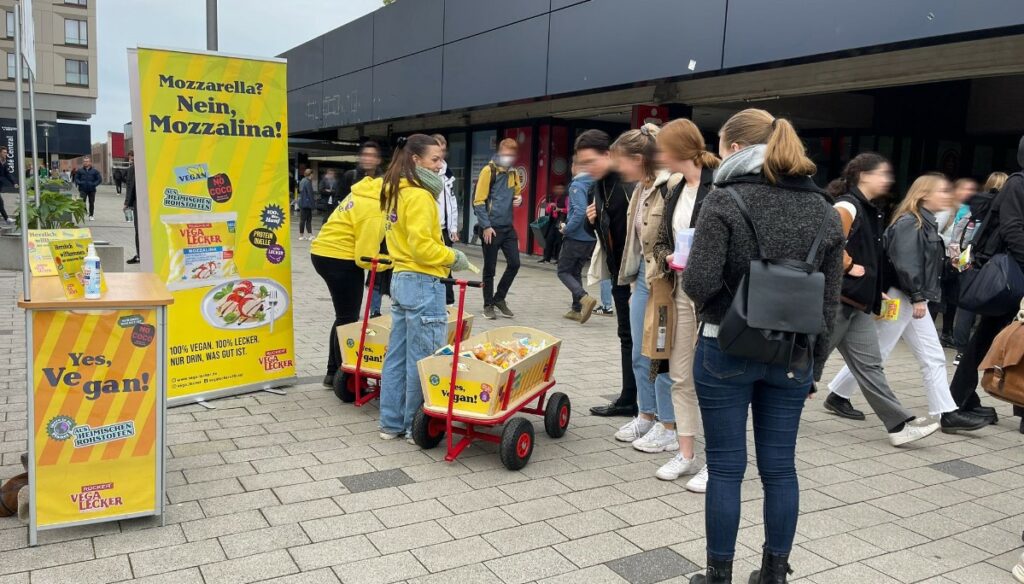 Promotion with food always attracts many passers-by
