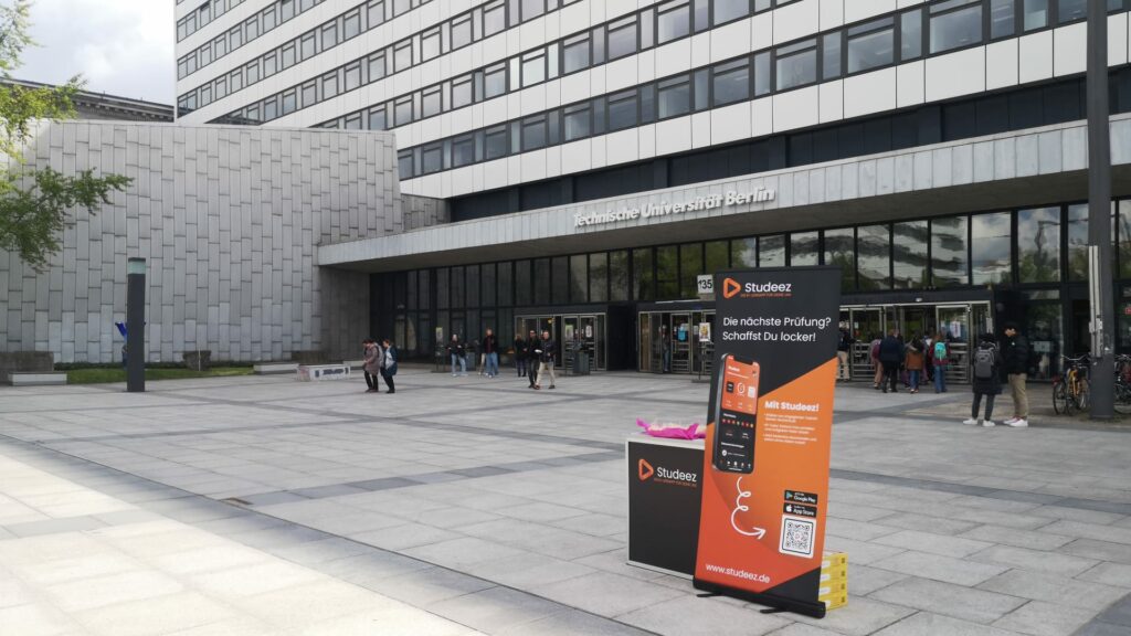 Vorbereitungen auf die Standpromotion von Studeez in Berlin
