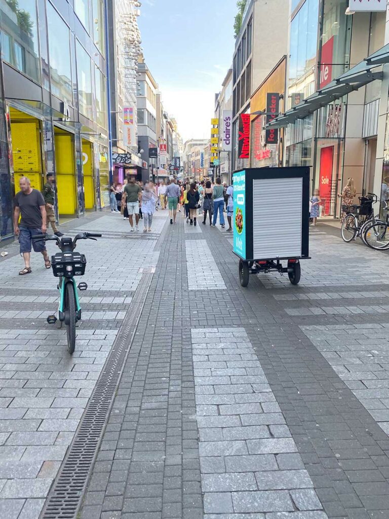Fahrradwerbung in der Schildergasse, der belebtesten Einkaufsstraße in Köln