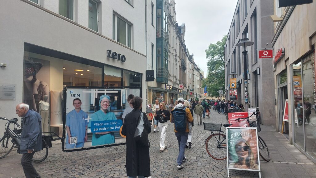 Fahrradwerbung als Blickfänger in der Einkaufsstraße