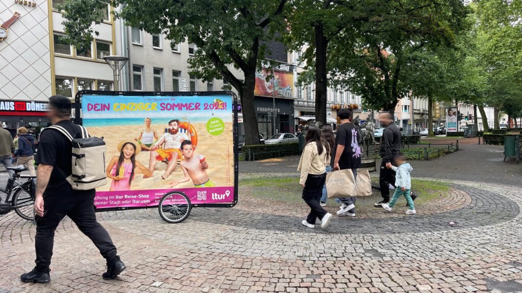 Fahrradwerbung als Blickfänger passt zum Stadtbild
