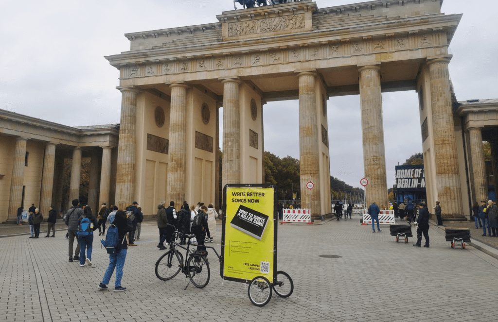 It is difficult to place advertising at the Brandenburg Gate. Bike advertising can help here 