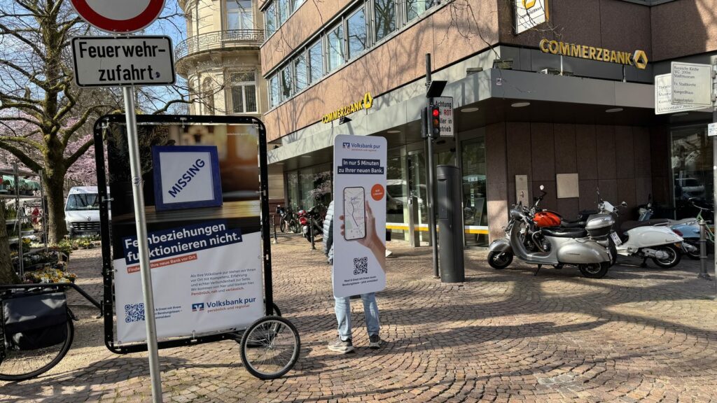Walking Act Promotion neben einer Fahrradwerbung