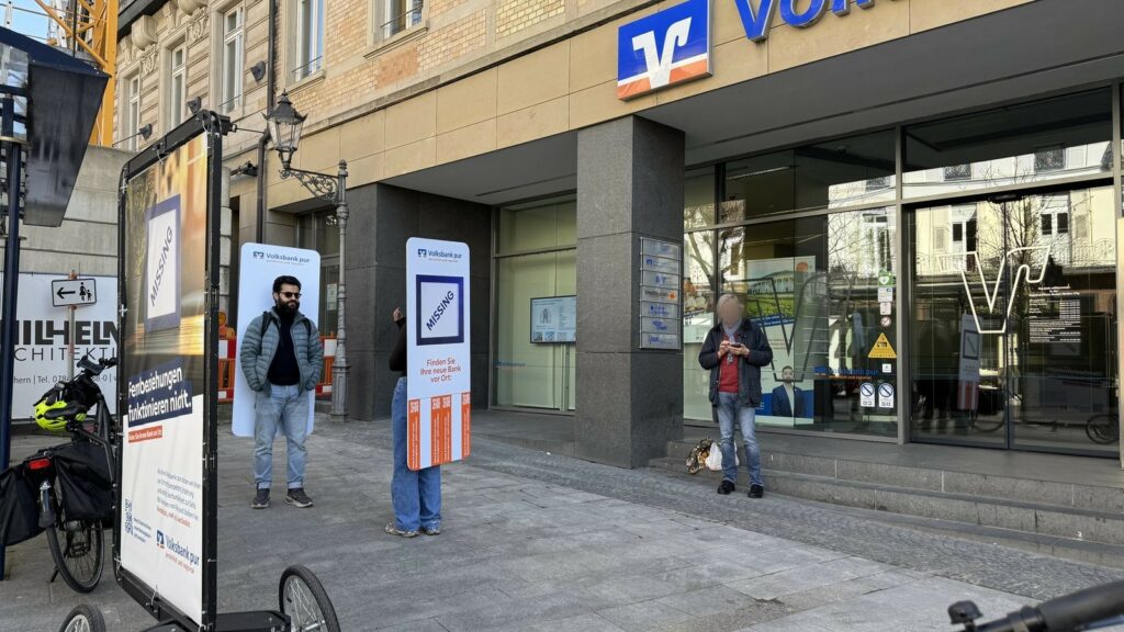 Walking Act Promotion vor der Filiale