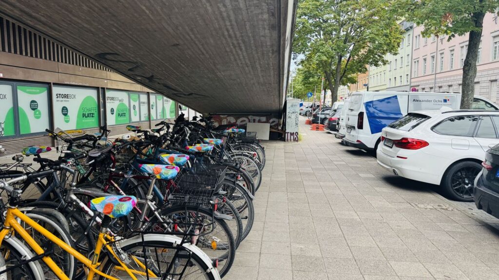 Bunte Sattelschoner als Blickfang an Fahrrädern in der Karlsruher Innenstadt