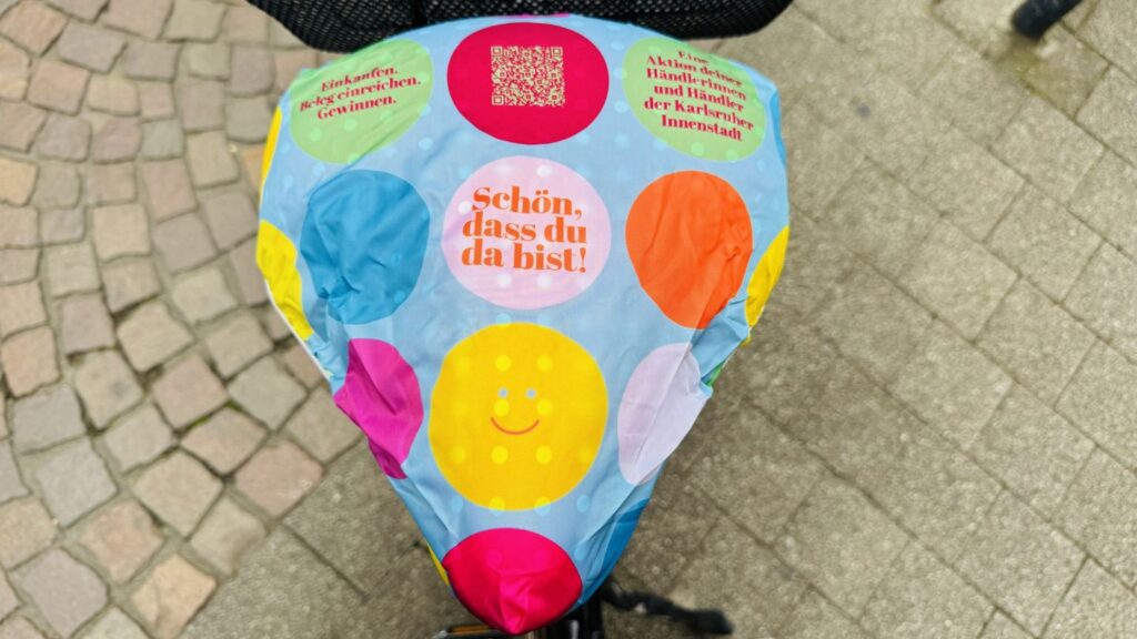 Fahrräder mit bunten Sattelschonern als Werbefläche in der Innenstadt Karlsruhe