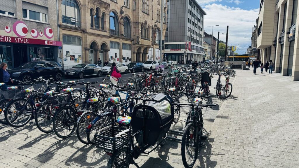 Guerilla-Marketing-Aktion der KME Karlsruhe mit Sattelschonern im Stadtbild