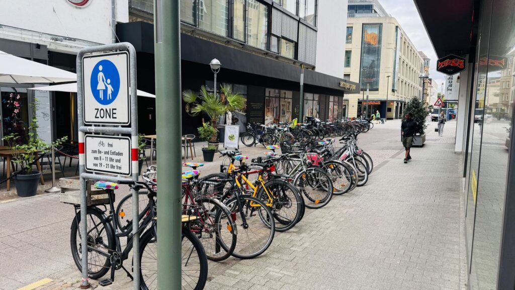 Mit Sattelschonern geschützte Fahrräder in der Karlsruher Fußgängerzone