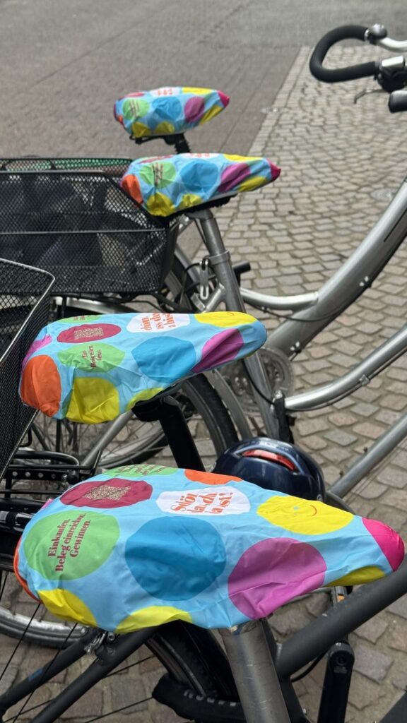 Sattelschoner-Aktion von Trendkost Promotion in der Karlsruher Innenstadt am Fahrrad