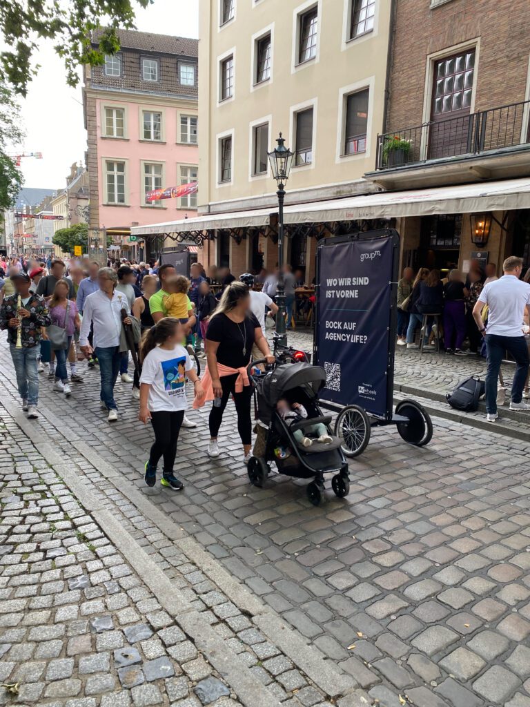 In der Einkaufsstraße fallen die großen Werbeträger auf